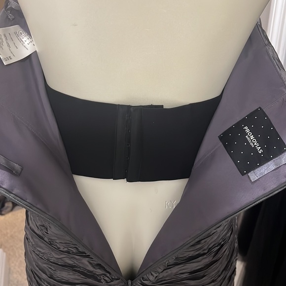 Rich grey evening gown with matching shawl. - Picture 6 of 6